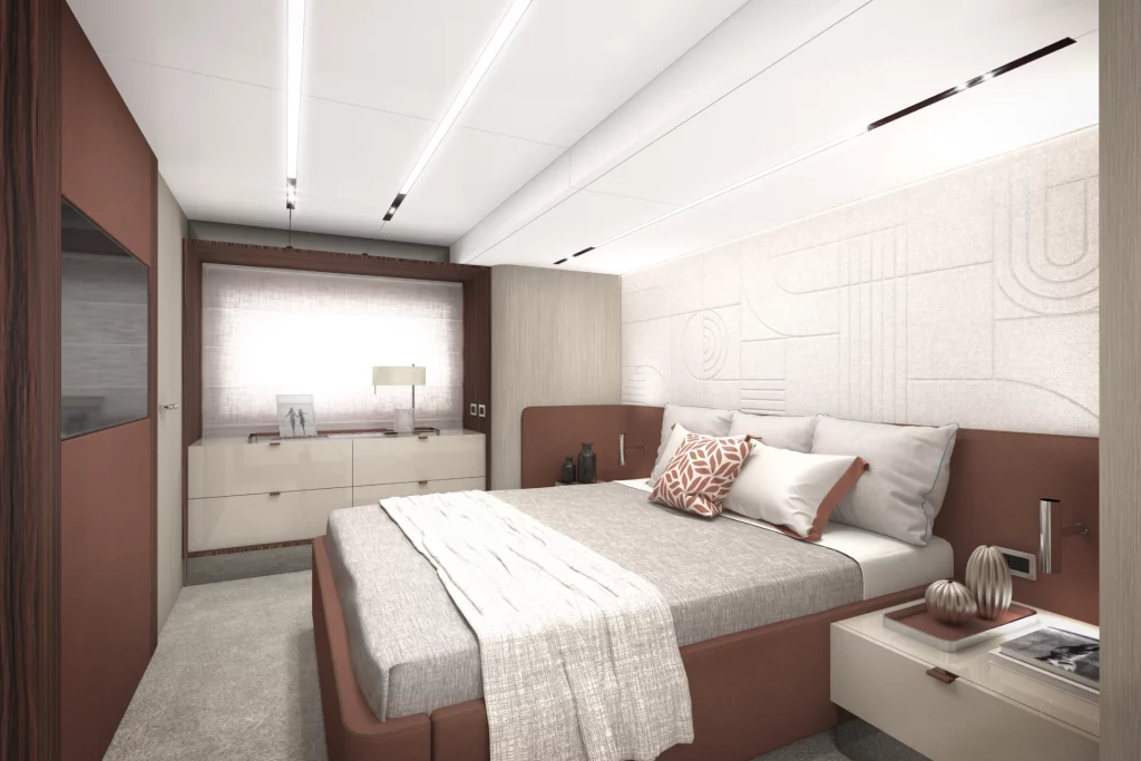 Cabina armatoriale del Cranchi A64 con ampio letto matrimoniale, mobili laterali, testiera imbottita e illuminazione integrata.