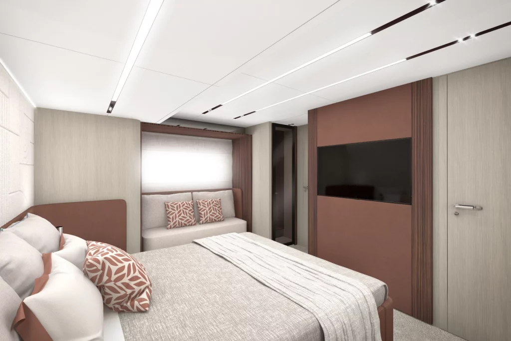 Cabina armatoriale del Cranchi A64 con letto matrimoniale, televisore a parete, divanetto laterale e finiture in legno.