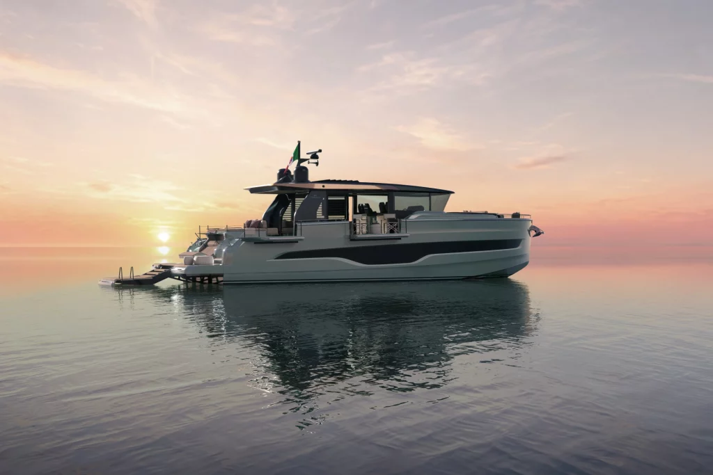 Profilo laterale del Cranchi A64 al tramonto con hard top, ampie vetrature, terrazze laterali e piattaforma bagno.