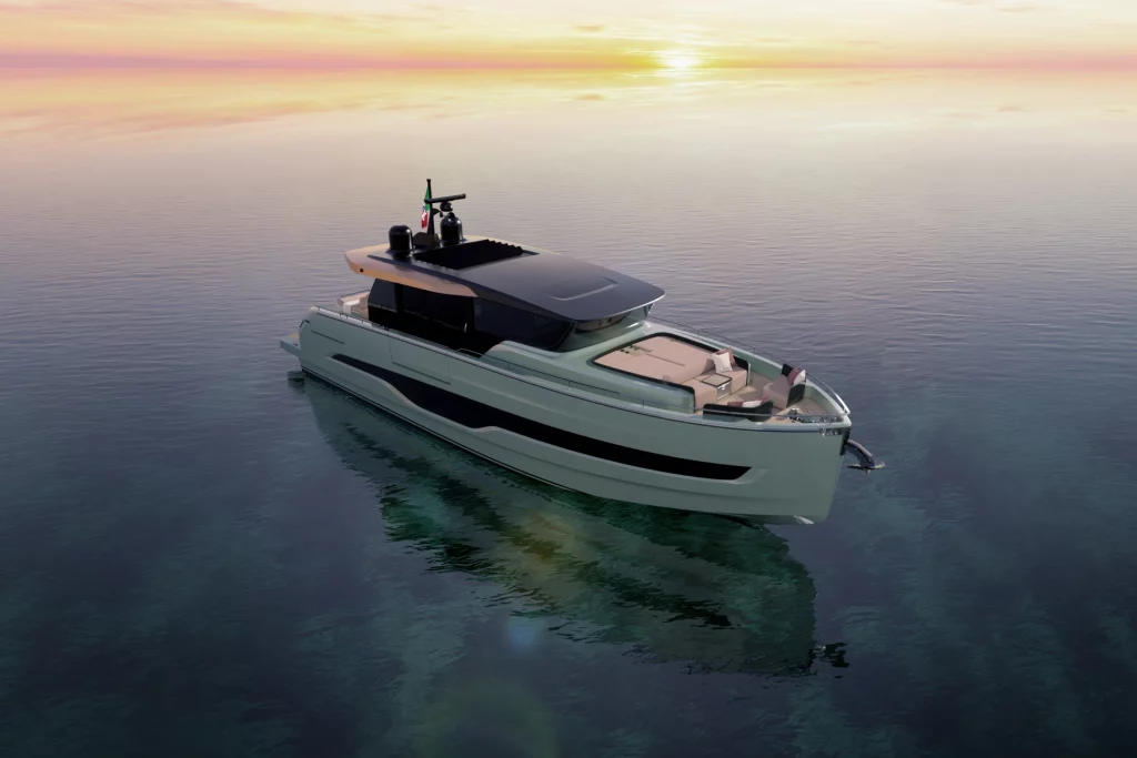 Cranchi A64 visto a tre quarti di prua al tramonto con hard top, ampio prendisole anteriore e profilo moderno dello scafo.